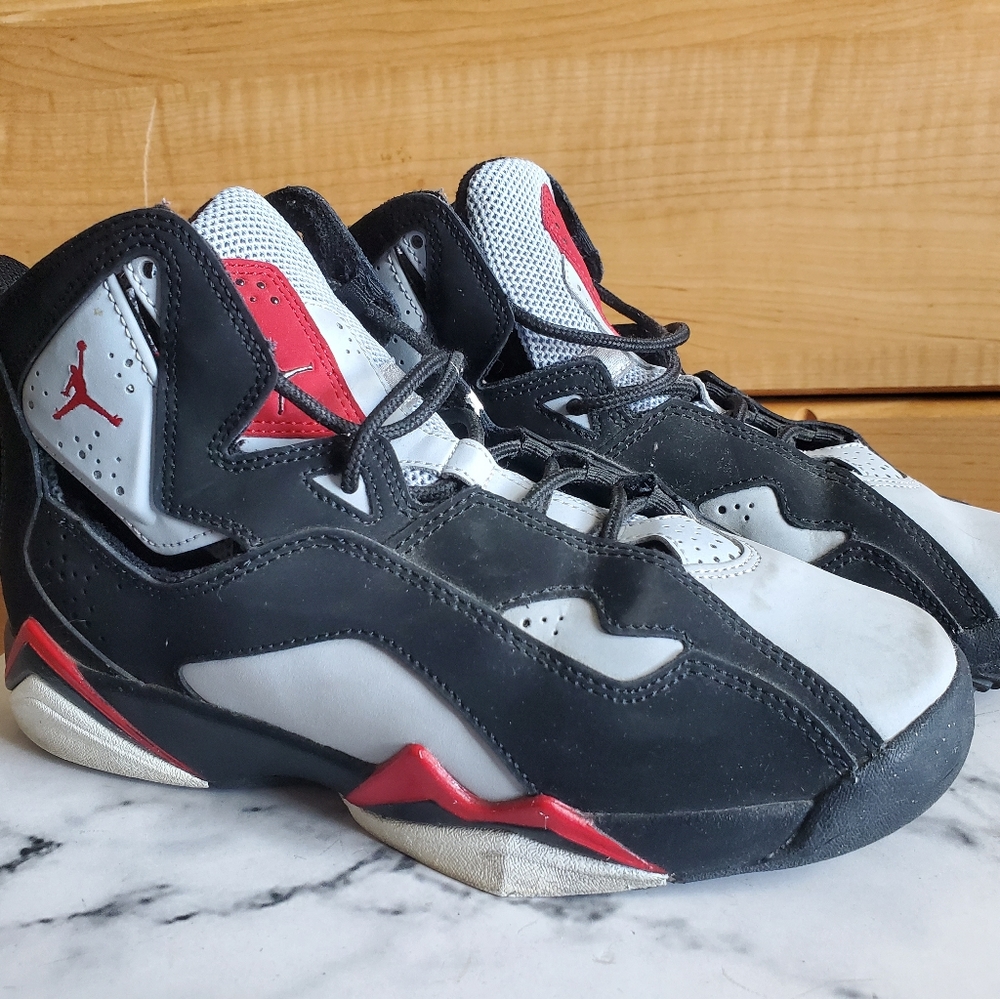 Youth Jordan True Flight Black Varsity Red Wolf Grey
